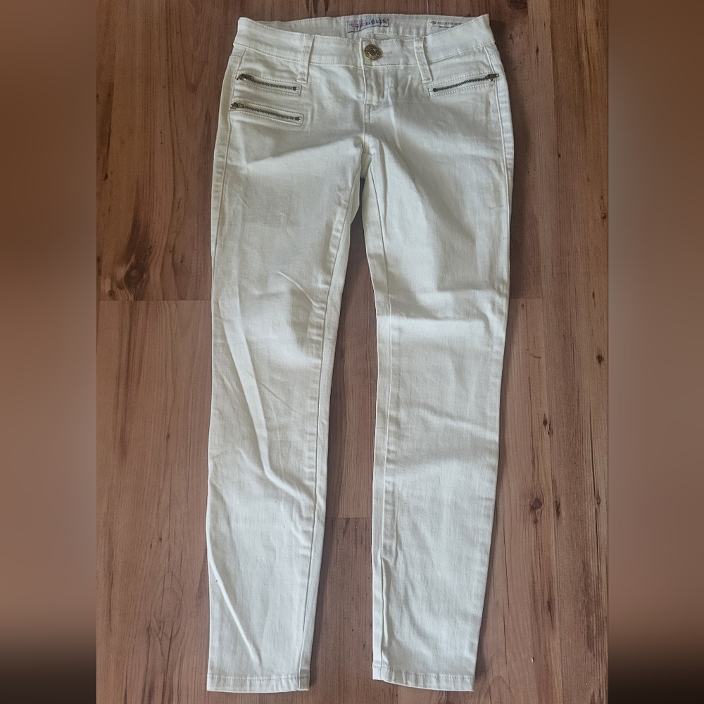 Cream coloured, low-rise, Guess skinny jeans - Maxine fit